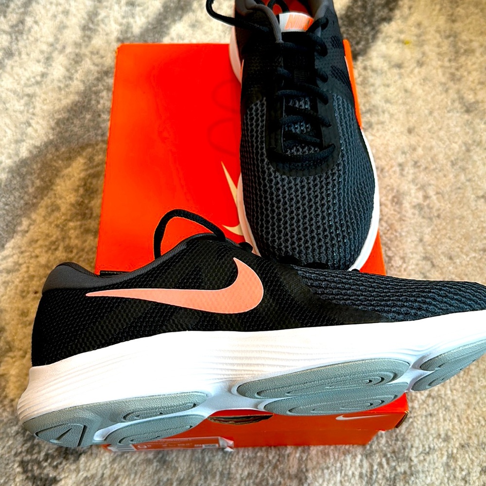 NEW Women’s NIKE black/white/ coral revolution 4 shoe size 9.5. Brand new